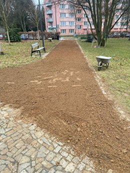 Příprava mlatové cesty před zhutněním - renovace park Humpolec 2