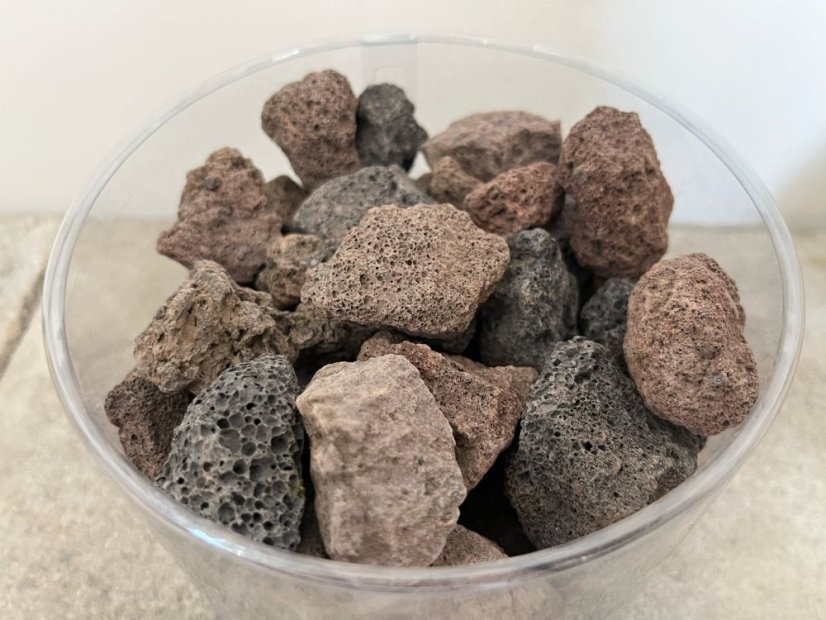 Lávová drť, hnědo-černá 16-32 mm, dóza 1,5l (cca 1,5kg)