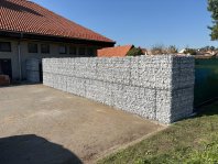 realizace - zeď z plněných košů (Brankovice)