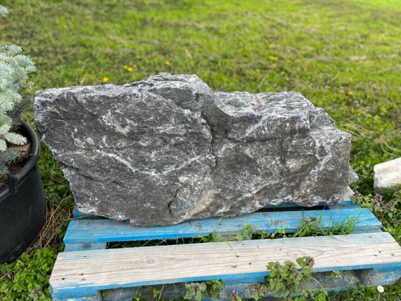 Monolit skala mramor černý