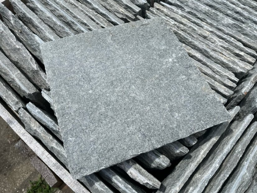 Křemenový šlapák, šedo zelený, lámaný, ručně dělený, 34x34x2,4-4 cm