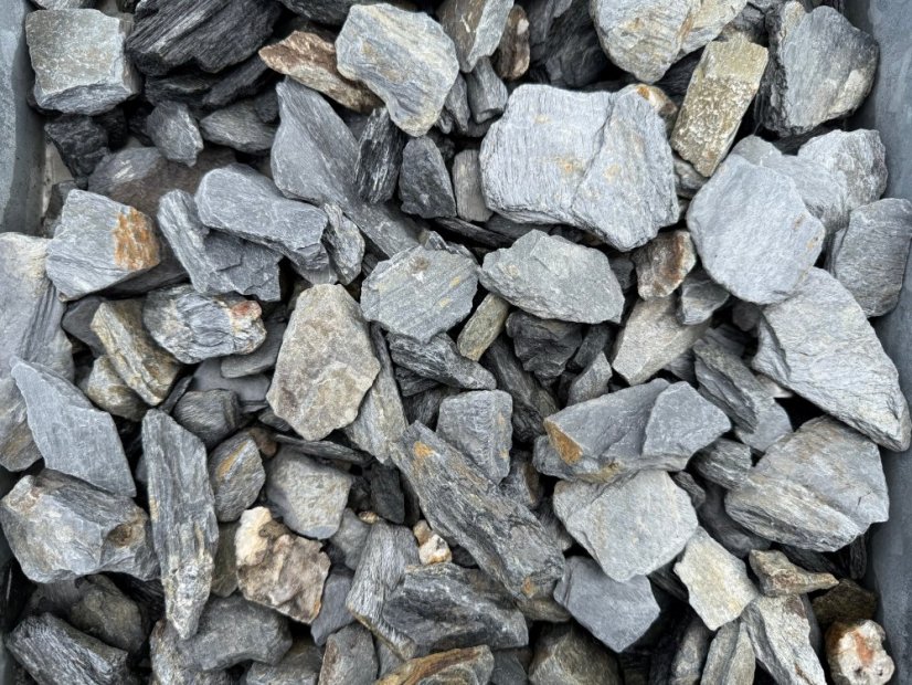 Břidlice drť černá s leskem fylit |  15-30mm - Balení: 15-30 mm, 25Kg