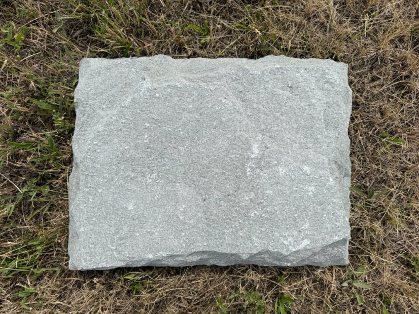 Křemenový šlapák, šedo zelený, lámaný, ručně dělený 34x45x2,4-4 cm