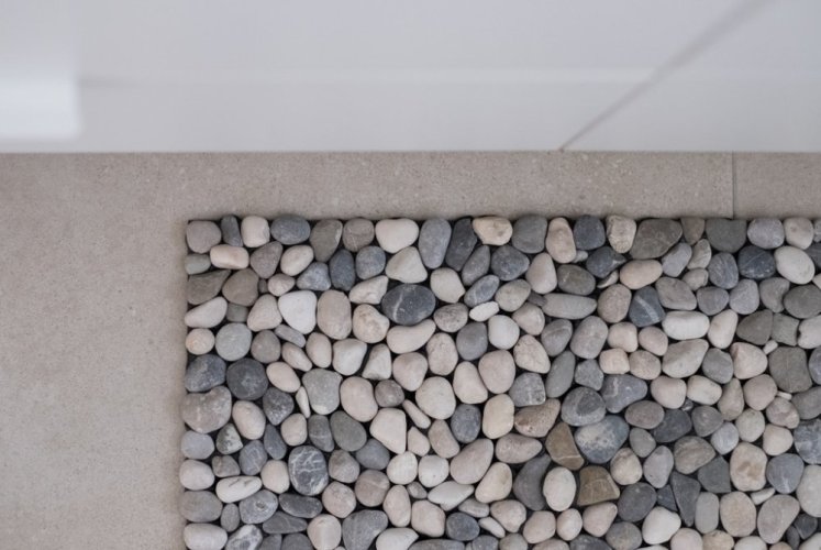 Masážní kamenná deska, Říční šedo-bílá; 50x30cm