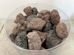 Lávová drť, hnědo-černá 16-32 mm, dóza 1,5l (cca 1,5kg)